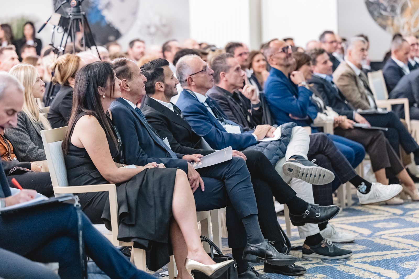 Founder che si confrontano a bordo sala