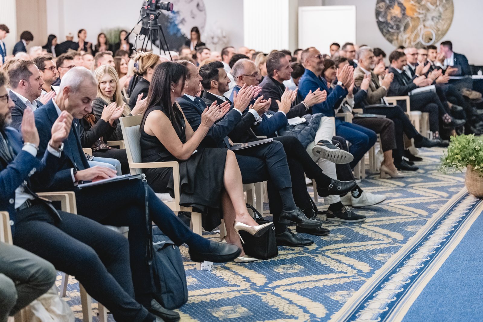 Vista della sala con il pubblico in ascolto