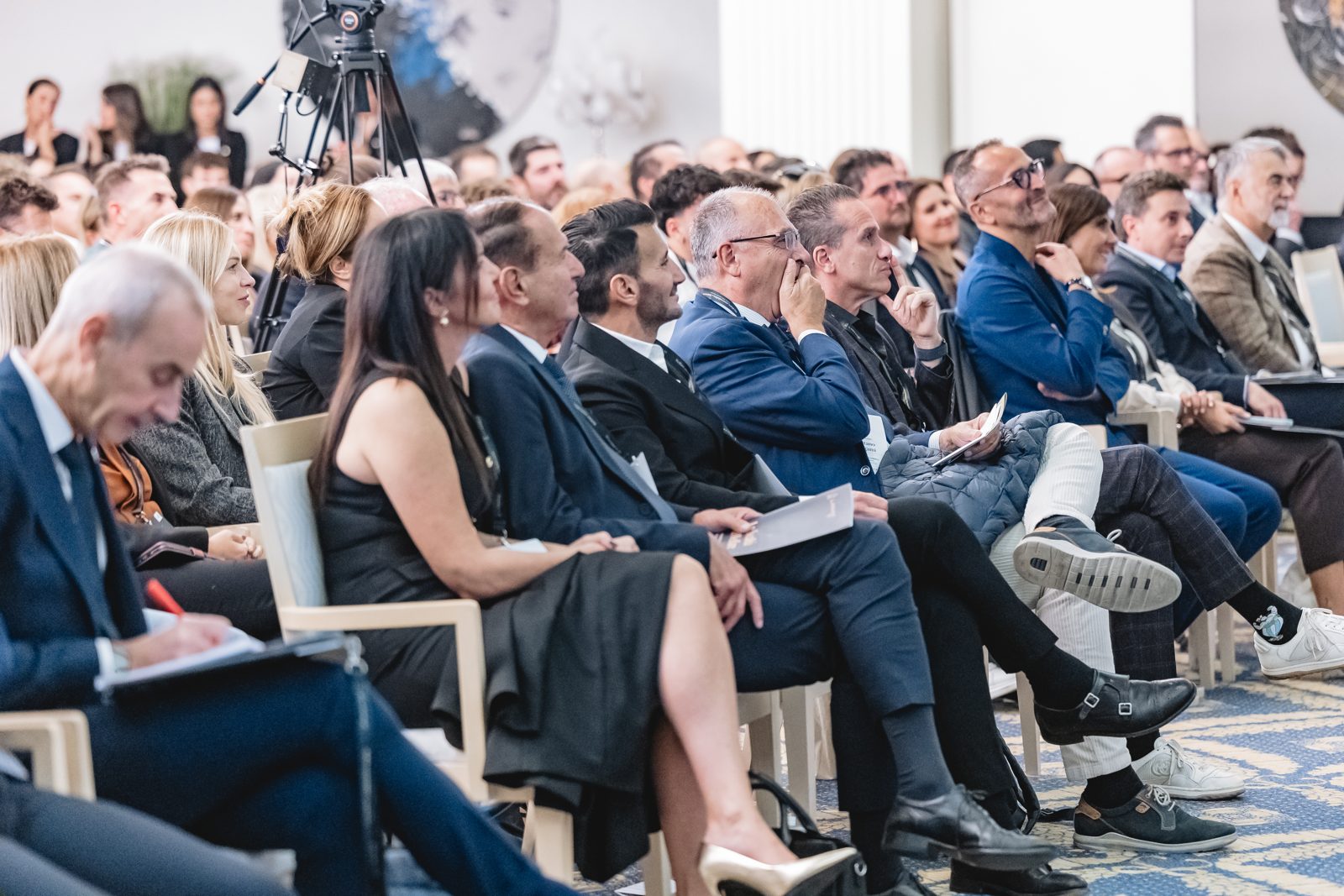 Il pubblico segue dalla platea
